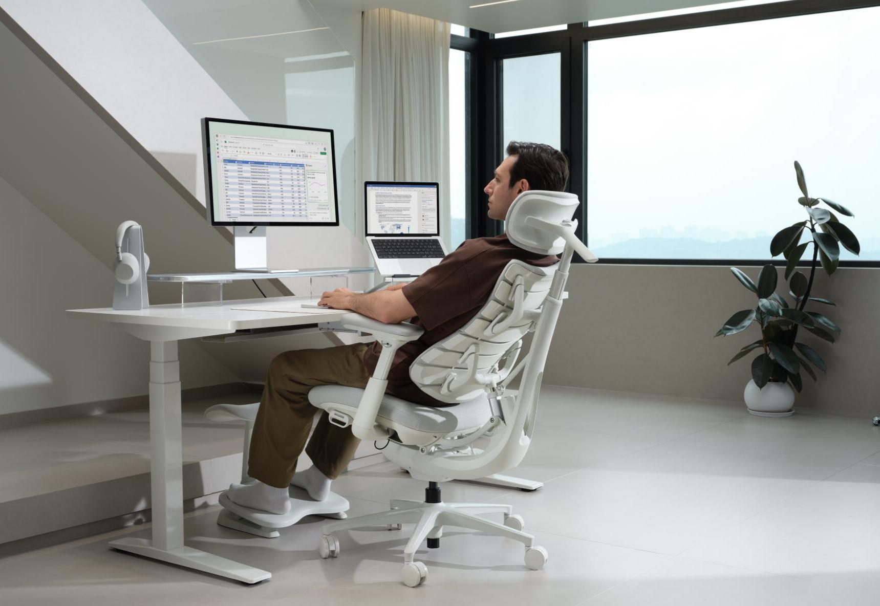 Mobili intelligenti e l'ascesa degli spazi di lavoro adattivi: il futuro delle sedie ergonomiche, delle scrivanie regolabili in altezza e degli uffici ibridi