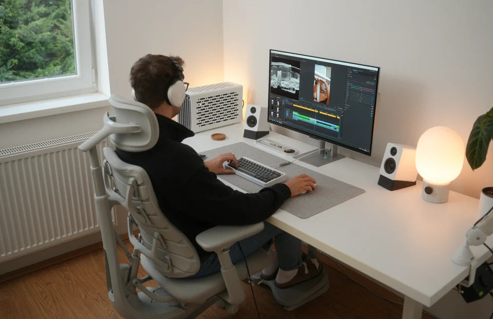 Scrivania regolabile o sedia ergonomica: di cosa ha davvero bisogno la tua schiena?